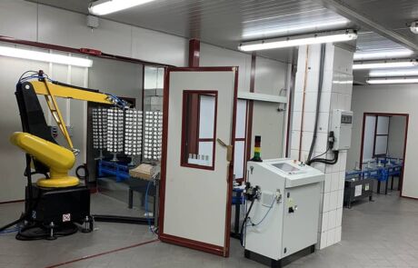 Ardesia ha completato installazione di una linea automatica di verniciatura di tappi in plastica per i cosmetici in Polonia