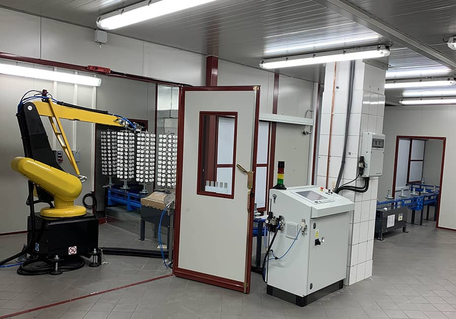 Ardesia ha completato installazione di una linea automatica di verniciatura di tappi in plastica per i cosmetici in Polonia